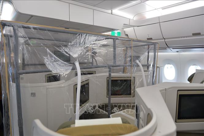 Photo: Crew members were equipped with special protective clothing while separate zones and air purifiers set up in the airplane. VNA Photo