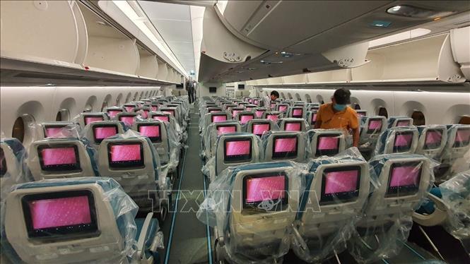 Photo: Crew members were equipped with special protective clothing while separate zones and air purifiers set up in the airplane. VNA Photo