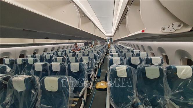 Photo: Crew members were equipped with special protective clothing while separate zones and air purifiers set up in the airplane. VNA Photo