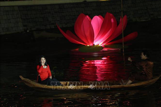 Trong ảnh: Hò Đồng Tháp được thể hiện với đặc trưng miền Tây sông nước. Ảnh: Chương Đài - TTXVN