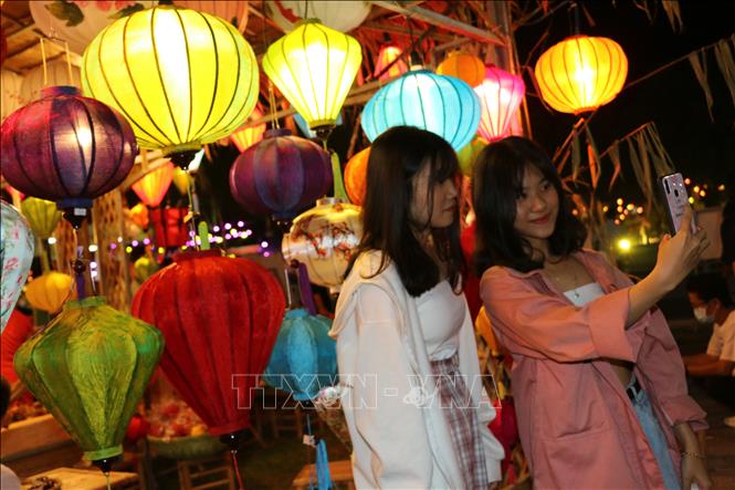 Trong ảnh: Người dân thích thú với không gian Hội An. Ảnh: Chương Đài - TTXVN