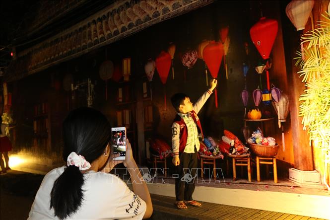 Trong ảnh: Người dân thích thú với không gian Hội An. Ảnh: Chương Đài - TTXVN