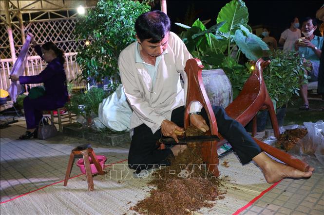 Trong ảnh: Nghề xắt thuốc rê - nghề truyền thống của người dân xứ Cao Lãnh, Đồng Tháp được tái hiện. Ảnh: Chương Đài - TTXVN