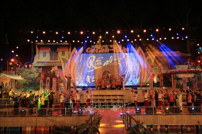 Trong ảnh: Hát bài chòi - Quảng Nam được tái hiện trên sân khấu tại thành phố Cao Lãnh, Đồng Tháp. Ảnh: Chương Đài - TTXVN