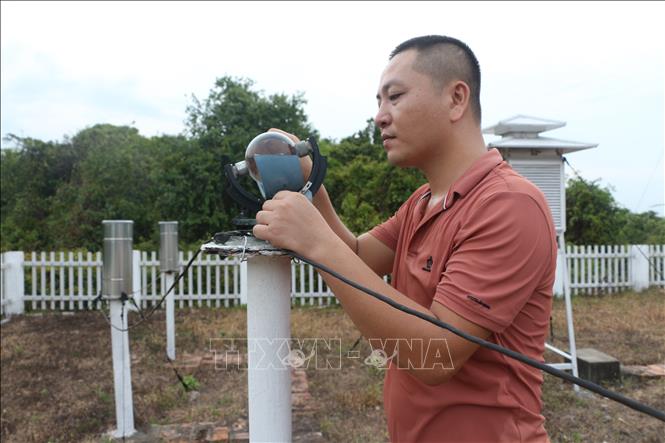 Trong ảnh: Quan trắc viên Hoàng Huy (Trạm Khí tượng Thủy văn Hòn Ngư, Thị xã Cửa Lò) đo thời gian nắng trong ngày. Ảnh: Bích Huệ - TTXVN