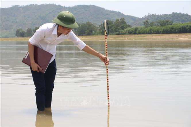 Trong ảnh: Quan trắc viên Trương Thị Huyền đo mực nước sông Lam. Ảnh: Bích Huệ - TTXVN