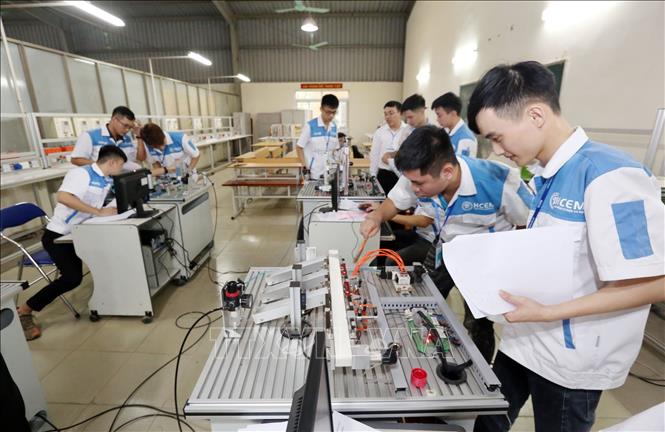 Trong ảnh: Các sinh viên thi thực hành nghề Cơ điện tử. Ảnh: Anh Tuấn – TTXVN