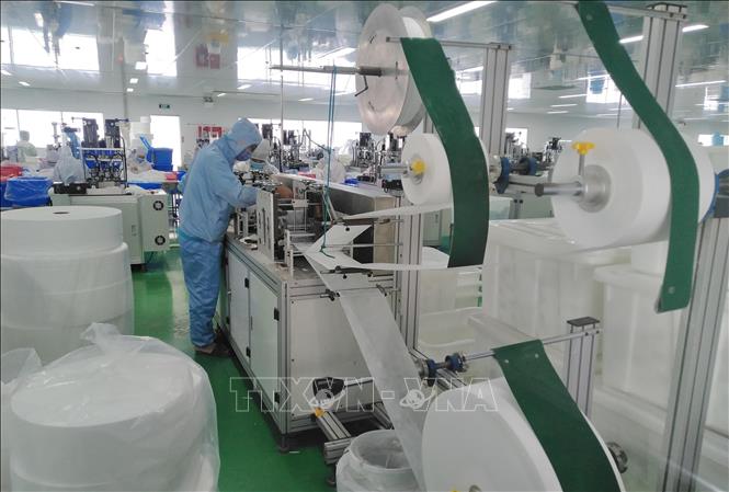 Trong ảnh: Dây chuyền sản xuất khẩu trang y tế của Công ty SanQi Việt Nam. Ảnh: Minh Hưng - TTXVN