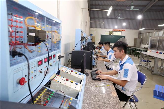 Trong ảnh: Các sinh viên thi thực hành nghề Điện công nghiệp. Ảnh: Anh Tuấn – TTXVN
