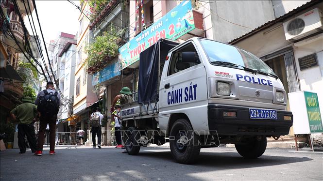 Trong ảnh: Lực lượng chức năng phong tỏa khu vực ngõ 230/26 Mễ Trì Thượng, nơi có trường hợp nghi nhiễm COVID-19 đang sinh sống. Ảnh: Lê Phú-TTXVN