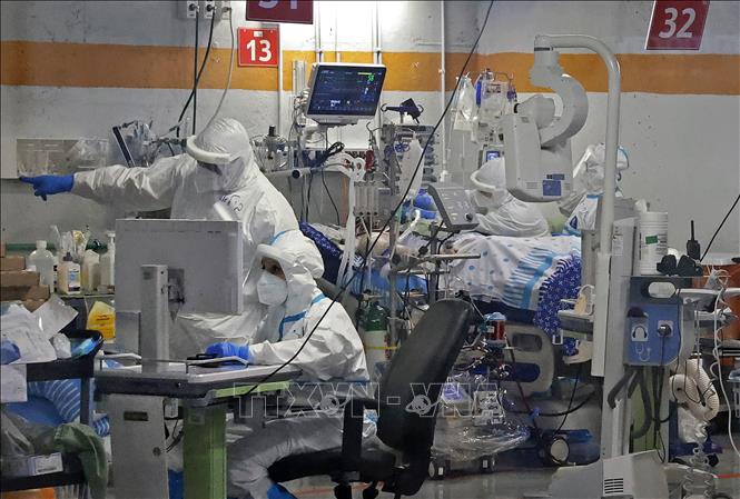 Trong ảnh: Nhân viên y tế chăm sóc bênh nhân nhiễm COVID-19 tại Tel Aviv, Israel, ngày 29/7/2020. Ảnh: AFP/TTXVN