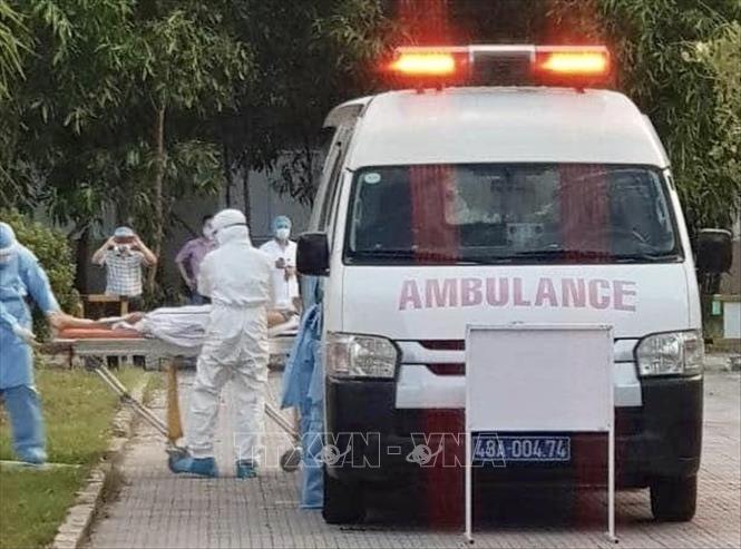 Photo: The Hue Central Hospital in the central province of Thua Thien-Hue receives two serious COVID-19 cases transferred from the neighbour city of Da Nang. 