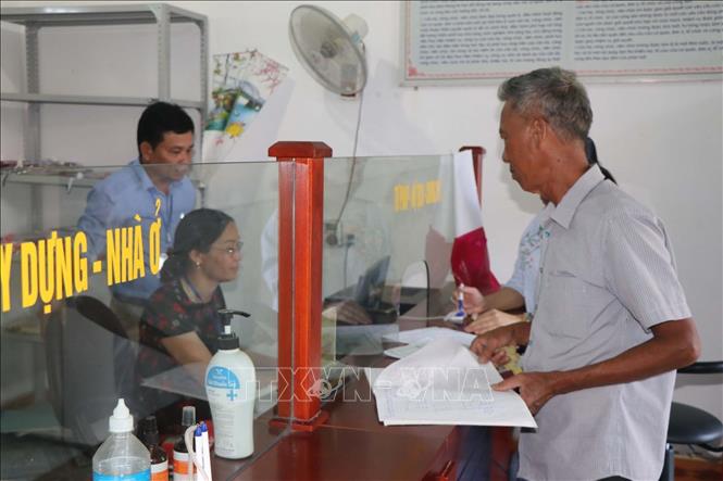 Trong ảnh: Người dân đến giao dịch tại bộ phận một cửa xã Đại Đồng, huyện Thanh Chương, Nghệ An. Ảnh: Nguyễn Văn Nhật - TTXVN