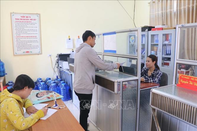 Trong ảnh: Người dân đến giao dịch tại bộ phận một cửa xã Thanh Phong, huyện Thanh Chương, Nghệ An. Ảnh: Nguyễn Văn Nhật - TTXVN