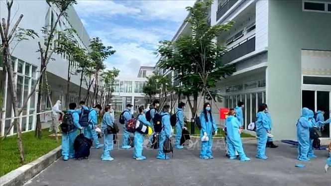 Trong ảnh: Công dân vào địa điểm cách ly tập trung tại Bình Dương. Ảnh: Dương Chí Tưởng - TTXVN 
