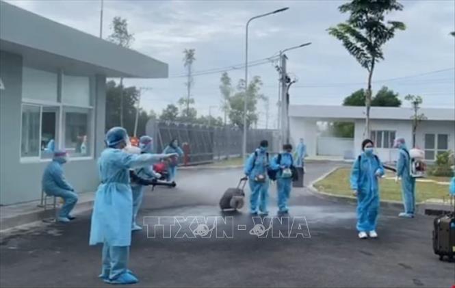 Trong ảnh: Phun khử khuẩn trước khi đưa công dân vào địa điểm cách ly tập trung tại Bình Dương. Ảnh: Dương Chí Tưởng - TTXVN 
