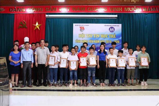 Trong ảnh: Phó Bí thư Tỉnh đoàn Hưng Yên Vũ Hồng Luyến (áo xanh) trao thưởng cho các thí sinh đoạt giải. Ảnh: Đinh Tuấn - TTXVN