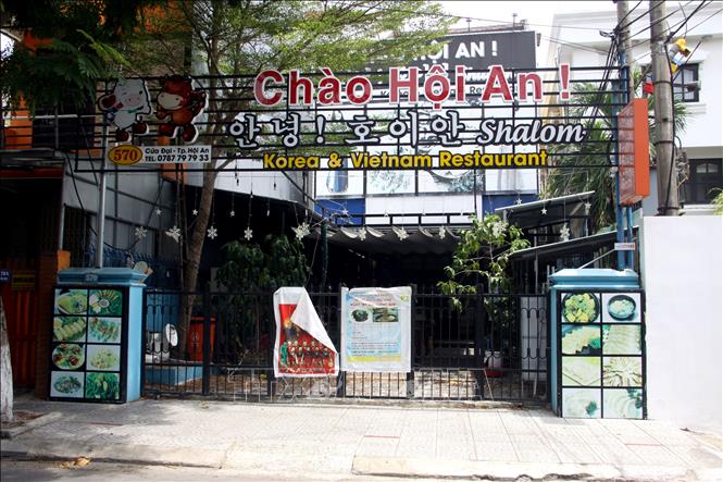 Trong ảnh: Các hàng quán ở thành phố Hội An đều ngừng mọi hoạt động trước giờ thực hiện giãn cách xã hội. Ảnh: Trịnh Bang Nhiệm - TTXVN