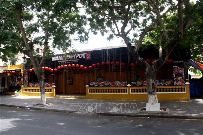 Trong ảnh: Các hàng quán ở thành phố Hội An đều ngừng mọi hoạt động trước giờ thực hiện giãn cách xã hội. Ảnh: Trịnh Bang Nhiệm - TTXVN