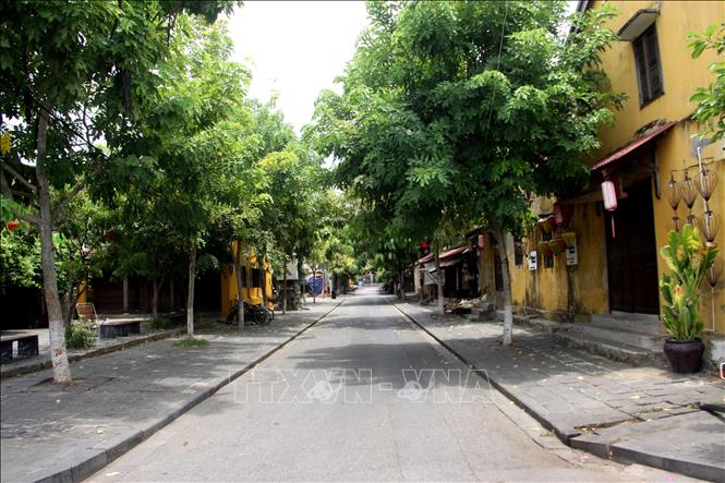 Trong ảnh: Một trong những tuyến phố cổ nổi tiếng của thành phố Hội An đìu hiu trước giờ thực hiện giãn các xã hội. Ảnh: Trịnh Bang Nhiệm - TTXVN