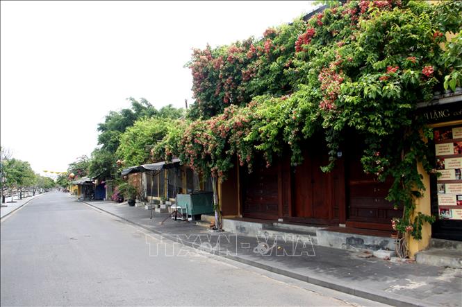 Trong ảnh: Một trong những tuyến phố cổ nổi tiếng của thành phố Hội An đìu hiu trước giờ “G” thực hiện giãn các xã hội. Ảnh: Trịnh Bang Nhiệm - TTXVN