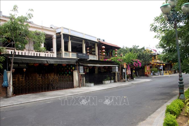 Trong ảnh: Một trong những tuyến phố cổ nổi tiếng của thành phố Hội An đìu hiu trước giờ thực hiện giãn các xã hội. Ảnh: Trịnh Bang Nhiệm - TTXVN