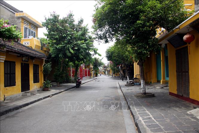 Trong ảnh: Một trong những tuyến phố cổ nổi tiếng của thành phố Hội An đìu hiu trước giờ thực hiện giãn các xã hội. Ảnh: Trịnh Bang Nhiệm - TTXVN