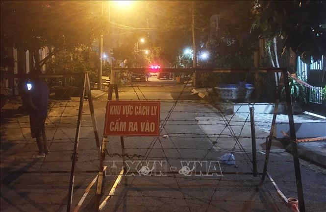 Trong ảnh: Đường số 10 thuộc khu phố 6, phường Hiệp Bình Chánh, quận Thủ Đức bị phong tỏa từ 17 giờ ngày 30/7. Ảnh: Đinh Hằng - TTXVN