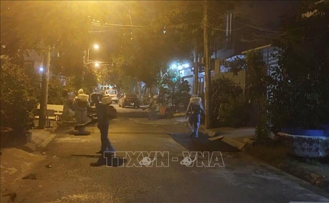Trong ảnh: Nhân viên y tế tiến hành phun khử khuẩn trong đêm toàn bộ khu vực đường số 10 thuộc khu phố 6, phường Hiệp Bình Chánh, quận Thủ Đức.Ảnh: Đinh Hằng - TTXVN