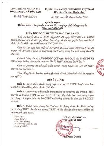Trong ảnh: Quyết định điểm chuẩn trúng tuyển vào lớp 10 Trung học phổ thông Chuyên năm học 2020 - 2021. Ảnh: TTXVN phát

