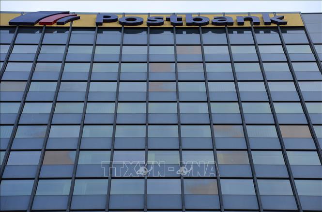 Trong ảnh (tư liệu): Biểu tượng Postbank tại một chi nhánh ở Berlin, Đức. Ảnh: AFP/ TTXVN