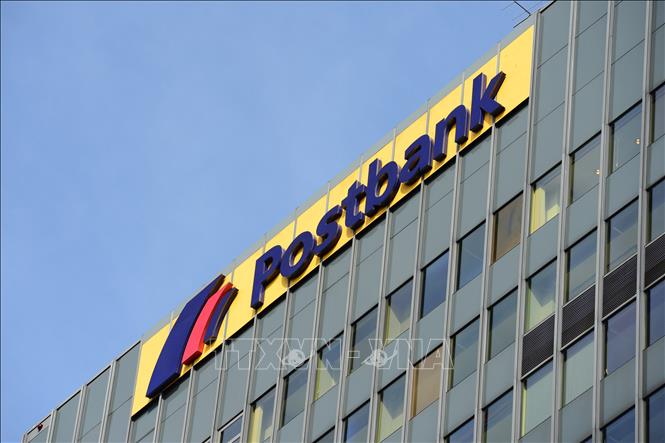 Trong ảnh (tư liệu): Biểu tượng Postbank tại một chi nhánh ở Berlin, Đức. Ảnh: AFP/ TTXVN