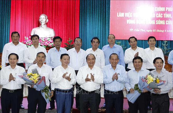 Trong ảnh: Thủ tướng Nguyễn Xuân Phúc và Hội đồng điều phối vùng Đồng bằng sông Cửu Long tại lễ ra mắt . Ảnh: Thống Nhất – TTXVN