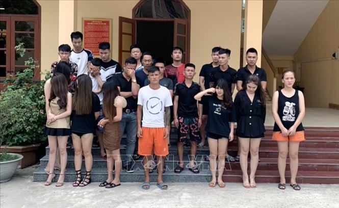 Trong ảnh: Các đối tượng vi phạm bị tạm giữ. Ảnh: TTXVN phát
