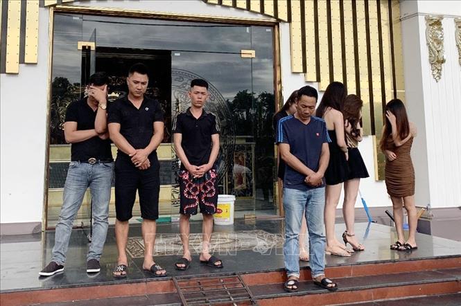 Trong ảnh: Các đối tượng vi phạm bị tạm giữ. Ảnh: TTXVN phát