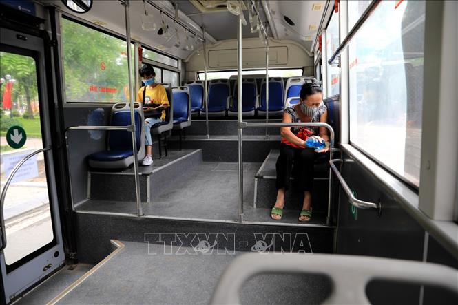Trong ảnh: Khách đi xe buýt được yêu cầu thực hiện nghiêm túc việc đeo khẩu trang, rửa tay sát khuẩn và ngồi giãn cách theo quy định. Ảnh: Thành Đạt - TTXVN
