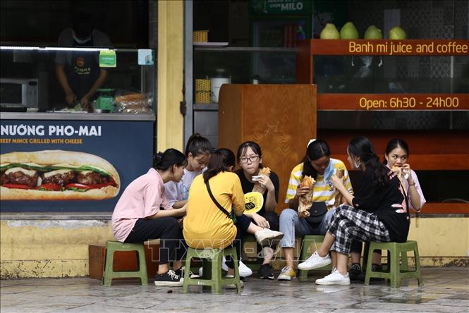 Trong ảnh: Những thiếu niên này vẫn chủ quan, tụ tập đông người, không đảm bảo khoảng cách giãn cách an toàn tại một quán ăn quanh phố đi bộ hồ Hoàn Kiếm (ảnh chụp trưa 1/8). Ảnh: Minh Quyết - TTXVN