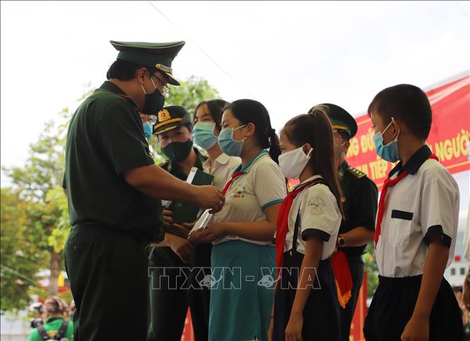 Trong ảnh: Thiếu tướng Nguyễn Hoài Phương, Phó Tư lệnh Bộ đội Biên phòng trao học bổng cho học sinh nghèo hiếu học ở 20 xã biên giới. Ảnh: Thanh Tân-TTXVN