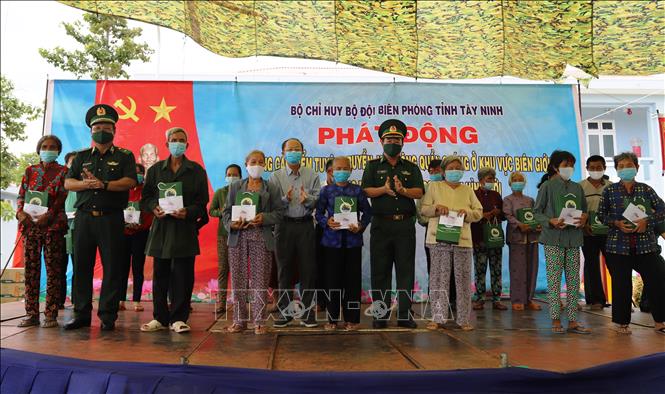 Trong ảnh: Đại diện Bộ Tư lệnh Bộ đội Biên phòng trao quà cho người dân nghèo ở 20 xã biên giới. Ảnh: Thanh Tân-TTXVN