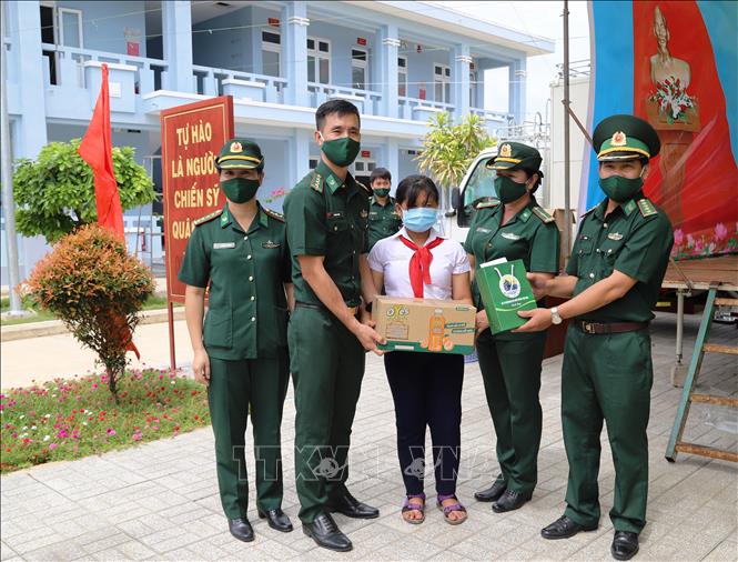 Trong ảnh: Đại diện Bộ Tư lệnh Bộ đội Biên phòng trao tặng quà cho học sinh nghèo hiếu học ở 20 xã biên giới. Ảnh: Thanh Tân-TTXVN