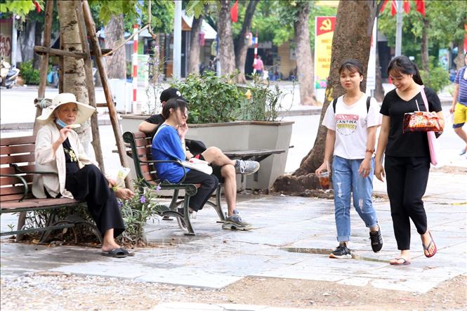 Trong ảnh: Nhiều thanh, thiếu niên vẫn chủ quan, không đeo khẩu trang tham gia phố đi bộ hồ Hoàn Kiếm (ảnh chụp trưa 1/8). Ảnh: Anh Tuấn - TTXVN