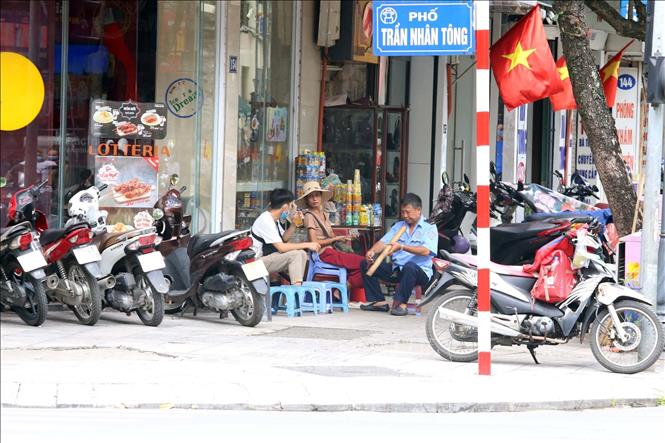 Trong ảnh: Một quán trà đá vỉa hè trên đường Bà Triệu, giáp ngã tư Trần Thánh Tông – Bà Triệu vẫn hoạt động (ảnh chụp trưa 1/8). Ảnh: Anh Tuấn - TTXVN