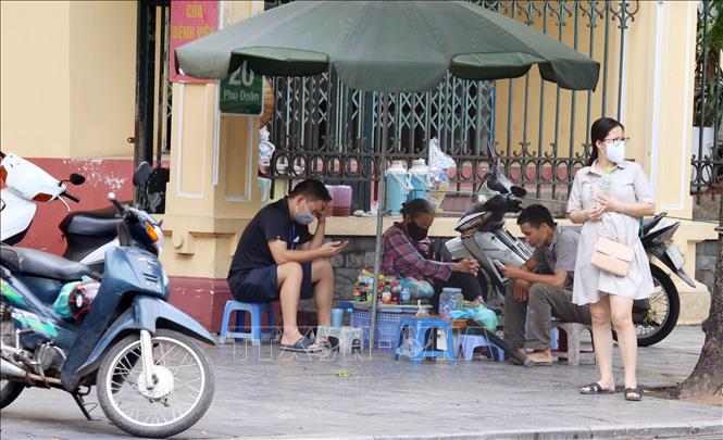 Trong ảnh: Một quán trà đá phía trước cổng Bệnh viện Việt Đức vẫn hoạt động (ảnh chụp trưa 1/8). Ảnh: Anh Tuấn - TTXVN