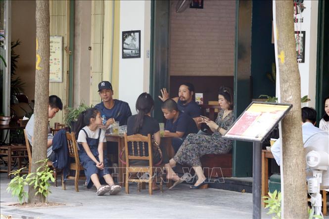 Trong ảnh: Quán cà phê tại phố Nguyễn Xí vẫn tụ tập động người, không đảm bảo khoảng cách an toàn. Ảnh: Anh Tuấn - TTXVN