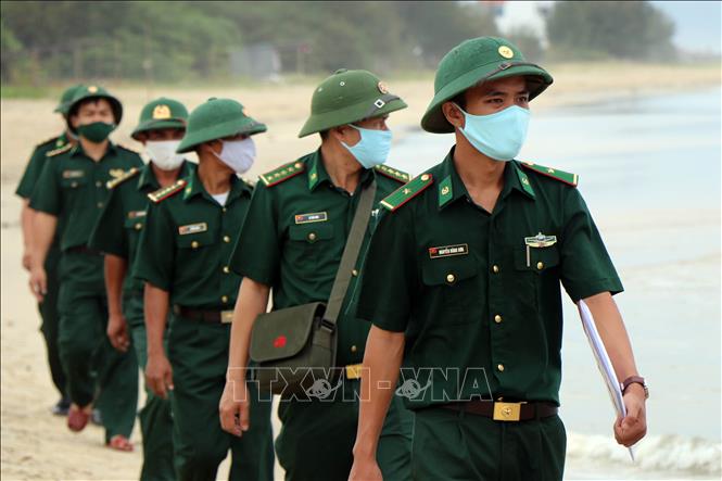 Trong ảnh: Cán bộ, chiến sĩ Đồn Biên phòng Lăng Cô tuần tra đường bờ biển ở thị trấn Lăng Cô, huyện Phú Lộc. Ảnh: Đỗ Trưởng - TTXVN