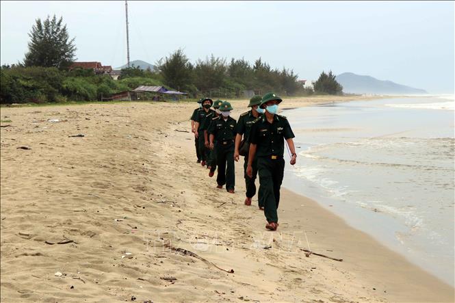 Trong ảnh: Cán bộ, chiến sĩ Đồn Biên phòng Lăng Cô tuần tra đường bờ biển ở thị trấn Lăng Cô, huyện Phú Lộc. Ảnh: Đỗ Trưởng - TTXVN