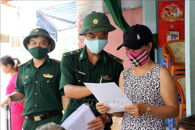 Trong ảnh: Cán bộ, chiến sĩ Đồn Biên phòng Lăng Cô tuyên truyền phòng, chống dịch bệnh COVID-19 cho ngư dân ở thị trấn Lăng Cô, huyện Phú Lộc. Ảnh: Đỗ Trưởng - TTXVN