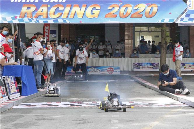Trong ảnh: Các đội tranh tài tại vòng chung kết “Cuộc đua xe ô tô mô hình tự chế - Mini Car Racing lần 5 - năm 2020”. Ảnh: Thanh Vũ – TTXVN 