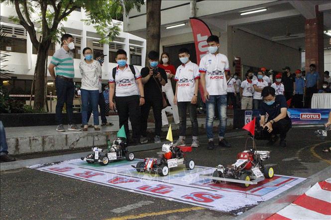 Trong ảnh: Các đội tranh tài tại vòng chung kết “Cuộc đua xe ô tô mô hình tự chế - Mini Car Racing lần 5 - năm 2020”. Ảnh: Thanh Vũ – TTXVN 