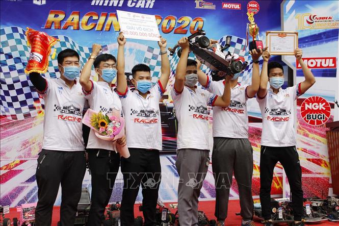 Trong ảnh: Đội Fast and Furious 07, trường Cao đẳng Kỹ thuật Cao Thắng giành giải nhất “Cuộc đua xe ô tô mô hình tự chế - Mini Car Racing lần 5 - năm 2020”. Ảnh: Thanh Vũ – TTXVN 

